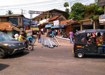 ಪುತ್ತೂರು: ಗಾಡಿಯಲ್ಲಿ ಕೊಂಡೊಯ್ಯುತ್ತಿದ್ದ ಕಬ್ಬಿಣದ ರಾಡು ಮತ್ತು ಸಲಾಕೆಗಳು ಏಕಾಏಕಿ ರಸ್ತೆಗೆ :  ತಪ್ಪಿದ  ಭಾರೀ ಅನಾಹುತ
