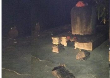 ಕೊಣಾಜೆ:  ಮುಚ್ಚಿರ ಕಲ್ಲು ಗುಳಿಗಜ್ಜ ದೈವದ ಕಟ್ಟೆಯ ಮೇಲೆ ಚಪ್ಪಲಿ ಇಟ್ಟು ವಿಕೃತಿ ಮೆರೆದ ಕಿಡಿಗೇಡಿಗಳು