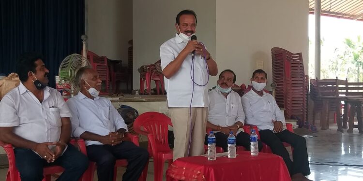 ಮಠಂತಬೆಟ್ಟು ಶ್ರೀ ಮಹಿಷಮರ್ದಿನಿ ದೇವಸ್ಥಾನಕ್ಕೆ ಡಿ.ವಿ.ಸದಾನಂದ ಗೌಡ ಭೇಟಿ : ಜೀರ್ಣೋದ್ಧಾರ ಕಾರ್ಯ ಮತ್ತು ಬ್ರಹ್ಮಕಲಶೋತ್ಸವದ ಸಿದ್ಧತೆಗಳ ಪರಿಶೀಲನೆ