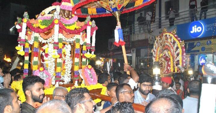 ಪುತ್ತೂರು ಜಾತ್ರೋತ್ಸವದ ಕಟ್ಟೆ ಪೂಜೆ ವೇಳೆ ವರ್ಷಗಳ ಬಳಿಕ ಮಹಾಲಿಂಗೇಶ್ವರ ಹಾಗೂ ವೆಂಕಟರಮಣ ದೇವರ ಮುಖಾಮುಖಿ ಭೇಟಿ