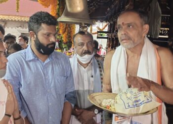 ಪುತ್ತೂರು : ವ್ಯವಸ್ಥಾಪನಾ ಸಮಿತಿ ಸದಸ್ಯ ರವೀಂದ್ರನಾಥ ರೈಯವರ ಅಳಿಯನಿಂದ ಮಹಾಲಿಂಗೇಶ್ವರ ದೇವಸ್ಥಾನಕ್ಕೆ ದೇಣಿಗೆ