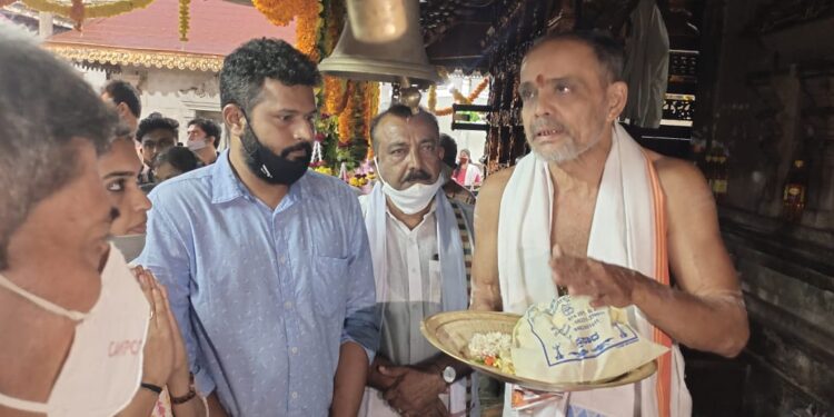 ಪುತ್ತೂರು : ವ್ಯವಸ್ಥಾಪನಾ ಸಮಿತಿ ಸದಸ್ಯ ರವೀಂದ್ರನಾಥ ರೈಯವರ ಅಳಿಯನಿಂದ ಮಹಾಲಿಂಗೇಶ್ವರ ದೇವಸ್ಥಾನಕ್ಕೆ ದೇಣಿಗೆ