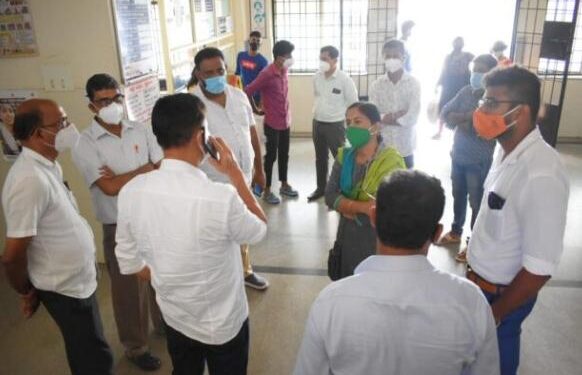 ಬಂಟ್ವಾಳ : ಕೊರೊನಾ ಹಿನ್ನೆಲೆ ಶಾಸಕ ರಾಜೇಶ್ ನಾಯ್ಕ್ ರವರಿಂದ ತಾಲೂಕು ಸರಕಾರಿ ಆಸ್ಪತ್ರೆಗೆ ಭೇಟಿ ನೀಡಿ ಪರಿಶೀಲನೆ