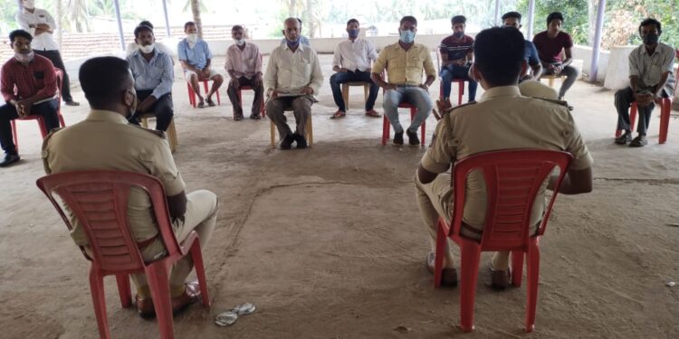 ಸರಕಾರದ ನಿಯಮಗಳನ್ನು ಪಾಲಿಸಿಕೊಂಡು ಮದುವೆ ಕಾರ್ಯ ನಡೆಸಬೇಕು – ವಿಟ್ಲ ಠಾಣಾ ವ್ಯಾಪ್ತಿಯ ಮದುವೆ ಹಾಲ್ ಗಳ ಮಾಲಕರಿಗೆ ಎಸ್.ಐ ವಿನೋದ್ ರೆಡ್ಡಿ ಸೂಚನೆ