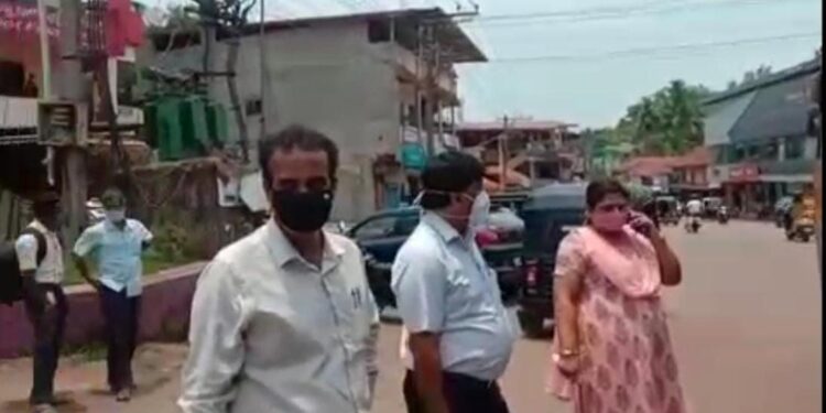 ಪುತ್ತೂರು : ಅಗತ್ಯ ಸೇವೆಗಳ ಹೊರತು ಪಡಿಸಿ ಉಳಿದ ಅಂಗಡಿ ಮಳಿಗೆಗಳನ್ನು ಬಂದ್ ಮಾಡುವಂತೆ – ಎ.ಸಿ, ನಗರ ಸಭೆ ಹಾಗೂ ಪೋಲಿಸರಿಂದ ಸೂಚನೆ