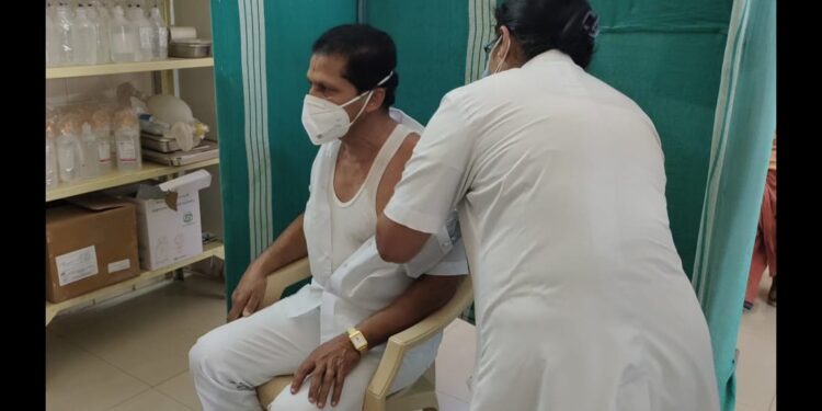 ಪುತ್ತೂರು : ಕೋವಿಡ್ ಲಸಿಕೆ ಪಡೆದ ಶಾಸಕ ಸಂಜೀವ ಮಠಂದೂರು