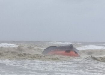 ಮಂಗಳೂರು : ಬೋಟ್ ಮಗುಚಿ 6 ಮಂದಿ ಕಣ್ಮರೆ; ಸತತ 8 ಕಿಲೋ ಮೀ. ಈಜಿ  ಇಬ್ಬರು ಪ್ರಾಣಾಪಾಯದಿಂದ ಪಾರು