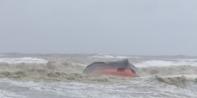 ಮಂಗಳೂರು : ಬೋಟ್ ಮಗುಚಿ 6 ಮಂದಿ ಕಣ್ಮರೆ; ಸತತ 8 ಕಿಲೋ ಮೀ. ಈಜಿ  ಇಬ್ಬರು ಪ್ರಾಣಾಪಾಯದಿಂದ ಪಾರು