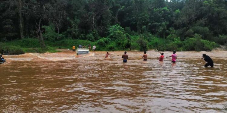 ಬೆಳ್ತಂಗಡಿ : ನದಿ ನೀರಿನಲ್ಲಿ ಮುಳುಗಿದ ಪಿಕಪ್ ವಾಹನ; ಸ್ಥಳೀಯರಿಂದ ಚಾಲಕ ಸೇರಿ ಇಬ್ಬರ ರಕ್ಷಣೆ