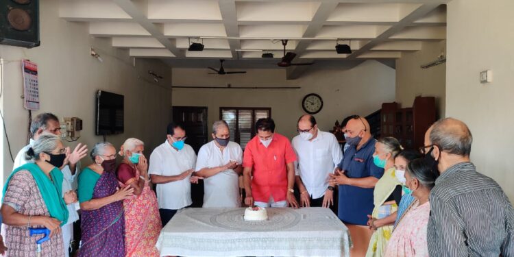 ಪುತ್ತೂರು : ಹುಟ್ಟುಹಬ್ಬವನ್ನು ಸರಳವಾಗಿ ವಿಶೇಷ ರೀತಿಯಲ್ಲಿ ಆಚರಿಸಿಕೊಂಡ ಶಾಸಕ ಸಂಜೀವ ಮಠಂದೂರು