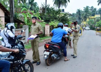 ವಿಟ್ಲ : ಅನಗತ್ಯವಾಗಿ ಪೇಟೆಗೆ ಬರುವ ವಾಹನಗಳ ಮೇಲೆ ಕಠಿಣ ಕ್ರಮ : ರಸ್ತೆಗಳಲ್ಲಿ ಬ್ಯಾರಿಕೇಡ್ ಹಾಕಿ ವಾಹನ ಪರಿಶೀಲನೆ