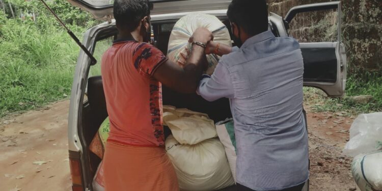 ಪುತ್ತೂರು : ಕೋವಿಡ್ ಸಂಕಷ್ಟದ ಸಂದರ್ಭದಲ್ಲಿ ಕೋಡಿಂಬಾಡಿ ಪಡಿತರ ಬಳಕೆದಾರರಿಗೆ ಉಚಿತವಾಗಿ ವಾಹನದ ವ್ಯವಸ್ಥೆ