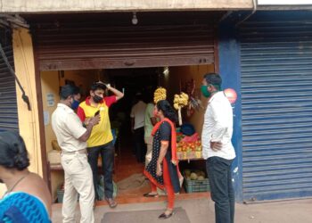 ಪುತ್ತೂರು : ಅವಧಿ ನಂತರ ನಗರದ ಒಳ ರಸ್ತೆಗಳಲ್ಲಿ ತೆರೆದಿದ್ದ ಅಂಗಡಿಗಳಿಗೆ ನಗರ ಸಭೆ ಅಧಿಕಾರಿಗಳಿಂದ ದಾಳಿ