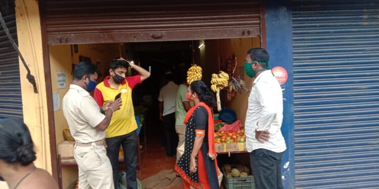 ಪುತ್ತೂರು : ಅವಧಿ ನಂತರ ನಗರದ ಒಳ ರಸ್ತೆಗಳಲ್ಲಿ ತೆರೆದಿದ್ದ ಅಂಗಡಿಗಳಿಗೆ ನಗರ ಸಭೆ ಅಧಿಕಾರಿಗಳಿಂದ ದಾಳಿ