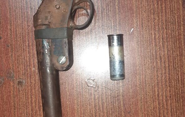 ಸುಳ್ಯ : ಅಕ್ರಮವಾಗಿ  ಬಂದೂಕು ತಯಾರಿಕೆ ; ಪೊಲೀಸರಿಂದ ದಾಳಿ, ಬಂದೂಕು ಮತ್ತು ಸಜೀವ ಗುಂಡುಗಳು ವಶ, ಆರೋಪಿಗಳ ವಿರುದ್ಧ ಪ್ರಕರಣ ದಾಖಲು