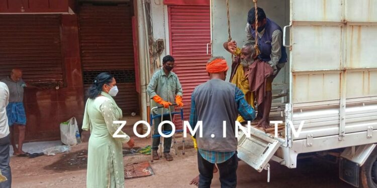 ರಸ್ತೆ ಬದಿ ಬಿದ್ದಿದ್ದ ಅನಾಥ ವೃದ್ಧನಿಗೆ ನಗರಸಭೆ ಆಸರೆ…