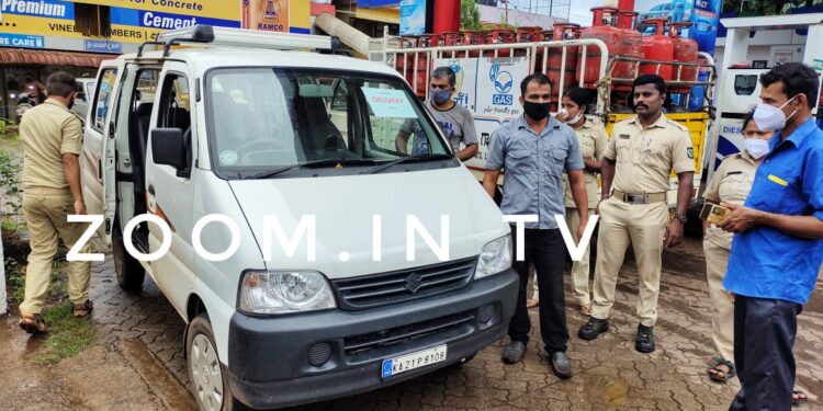 ಪುತ್ತೂರು : ಮುಳಿಯ ಜುವೆಲ್ಲರ್ಸ್ ವತಿಯಿಂದ ಚೆಕ್ ಪೋಸ್ಟ್ ಗಳಲ್ಲಿನ ಪೊಲೀಸ್ ಸಿಬ್ಬಂದಿಗಳಿಗೆ ಬೆಳಗ್ಗಿನ ಉಪಹಾರ ವಿತರಣೆ