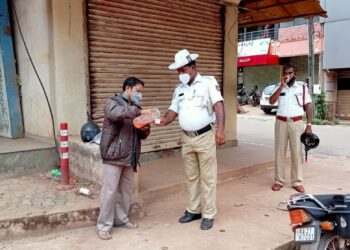 ಪುತ್ತೂರು : ಮೂಕಾಂಬಿಕಾ ಕಲ್ಚರಲ್ ಅಕಾಡೆಮಿಯ ಗಿರೀಶ್ ರವರಿಂದ ಪೊಲೀಸ್ ಸಿಬ್ಬಂದಿಗಳಿಗೆ ದಿನಂಪ್ರತಿ ಚಹಾ, ತಂಪು ಪಾನೀಯ ವಿತರಣೆ