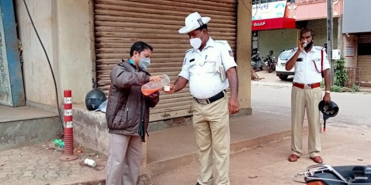 ಪುತ್ತೂರು : ಮೂಕಾಂಬಿಕಾ ಕಲ್ಚರಲ್ ಅಕಾಡೆಮಿಯ ಗಿರೀಶ್ ರವರಿಂದ ಪೊಲೀಸ್ ಸಿಬ್ಬಂದಿಗಳಿಗೆ ದಿನಂಪ್ರತಿ ಚಹಾ, ತಂಪು ಪಾನೀಯ ವಿತರಣೆ
