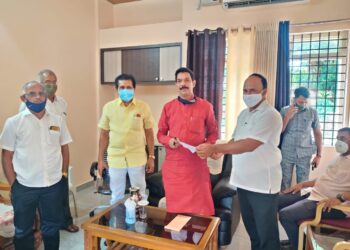 ಡಿಎಮ್ ಎಫ್  ಅನುದಾನವನ್ನು ಜಾರಿಗೊಳಿಸುವಂತೆ ದ.ಕ ಜಿಲ್ಲಾ ಮರಳು ವ್ಯಾಪಾರಸ್ಥರ ಸಂಘದಿಂದ ಸಂಸದರಿಗೆ ಮನವಿ