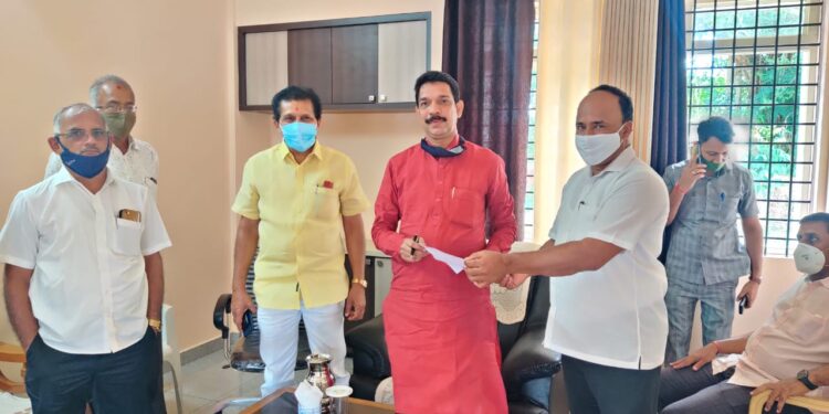 ಡಿಎಮ್ ಎಫ್  ಅನುದಾನವನ್ನು ಜಾರಿಗೊಳಿಸುವಂತೆ ದ.ಕ ಜಿಲ್ಲಾ ಮರಳು ವ್ಯಾಪಾರಸ್ಥರ ಸಂಘದಿಂದ ಸಂಸದರಿಗೆ ಮನವಿ