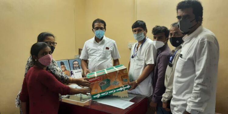 ಪುತ್ತೂರು : ದ. ಕ  ಜಿಲ್ಲಾ ಮರಾಟಿ ಸಂರಕ್ಷಣಾ ಸಮಿತಿಯಿಂದ  ಶಾಸಕರ ವಾರ್ ರೂಮ್ ಗೆ ಮಾಸ್ಕ್ ಮತ್ತು ಗ್ಲೌಸ್ ಹಸ್ತಾಂತರ