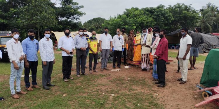 ಕಾಂಗ್ರೆಸ್ ನ ರಾಜೀವ್ ಗಾಂಧಿ ಪಂಚಾಯತ್ ರಾಜ್ ಸಂಘಟನೆಯಿಂದ ನಿರಾಶ್ರಿತರಿಗೆ ಮಧ್ಯಾಹ್ನದ ಆಹಾರ ವಿತರಣೆ