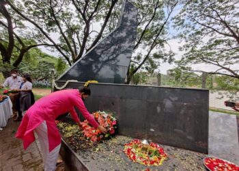 ದೇಶವನ್ನೇ ಬೆಚ್ಚಿಬೀಳಿಸಿದ್ದ ಮಂಗಳೂರು ವಿಮಾನ ದುರಂತಕ್ಕೆ ಇಂದಿಗೆ 11 ವರ್ಷ ; ದುರಂತದಲ್ಲಿ ಮೃತಪಟ್ಟ ಪ್ರಯಾಣಿಕರ ಸ್ಮಾರಕಕ್ಕೆ ಸಚಿವರು,ಸಂಸದರು ಹಾಗೂ ಶಾಸಕರಿಂದ ಪುಷ್ಪ ನಮನ