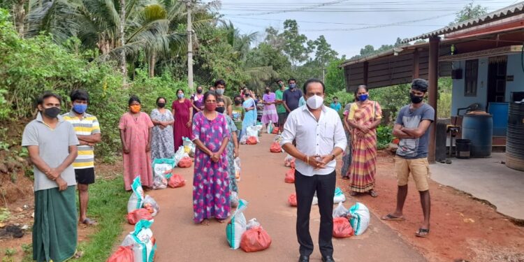 ಕೊರೊನಾ ಸಂಕಷ್ಟದ ಸಮಯದಲ್ಲಿ ರೈ ಎಸ್ಟೇಟ್ ನ ಮಾಲಕ ಅಶೋಕ್ ರೈ ಕೋಡಿಂಬಾಡಿಯವರಿಂದ ಆಹಾರ ಸಾಮಾಗ್ರಿಗಳ ಕಿಟ್ ವಿತರಣೆ