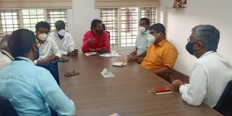 ಎಂ ಆರ್ ಪಿ ಎಲ್ ನ  ಹುದ್ದೆಗಳ ನೇಮಕಾತಿಯಲ್ಲಿ ಸ್ಥಳೀಯ ಅಭ್ಯರ್ಥಿಗಳಿಗೆ ಅನ್ಯಾಯವಾಗಿದೆ ಎಂಬ ಆರೋಪ: ಸಂಸದರು, ಸಚಿವರು ಶಾಸಕರ ಉಪಸ್ಥಿತಿಯಲ್ಲಿ ಎಂ ಆರ್ ಪಿ ಎಲ್ ನ ಆಡಳಿತ ನಿರ್ದೇಶರು ಹಾಗೂ ಹಿರಿಯ ಅಧಿಕಾರಿಗಳೊಂದಿಗೆ ಸಭೆ