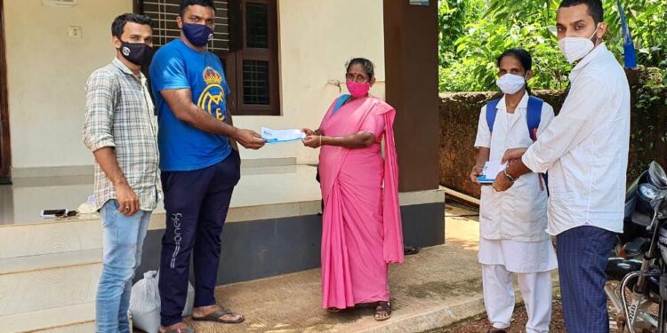 ನಗರ ಸಭೆಯಿಂದ ಸಿಗುವ ಗೌರವ ಧನವನ್ನು ಆಶಾ ಕಾರ್ಯಕರ್ತೆ ಹಾಗೂ ದಾಧಿಯರಿಗೆ ನೀಡಿದ ನಗರಸಭಾ ಸದಸ್ಯ ಮಹಮ್ಮದ್ ರಿಯಾಝ್