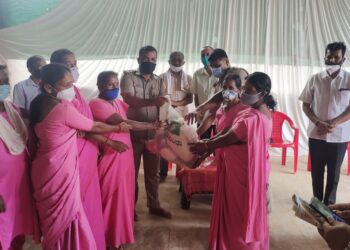 ಮುಂಡೂರು : ಕುಕ್ಕಿನಡ್ಕ ಶ್ರೀ ಸುಬ್ರಾಯ ದೇವಸ್ಥಾನದಲ್ಲಿ ಬಡ ಕುಟುಂಬಗಳಿಗೆ “ಶ್ರೀ ದೇವರ ಪ್ರಸಾದ” ಎಂಬ ಹೆಸರಿನಲ್ಲಿ ಕಿಟ್ ವಿತರಣೆ: ವಿನೂತನ ಕಾರ್ಯಕ್ರಮಕ್ಕೆ ಗಣ್ಯರಿಂದ ಪ್ರಶಂಸೆ