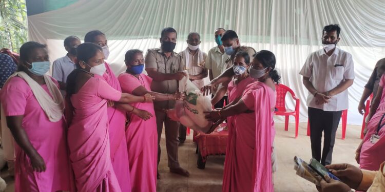 ಮುಂಡೂರು : ಕುಕ್ಕಿನಡ್ಕ ಶ್ರೀ ಸುಬ್ರಾಯ ದೇವಸ್ಥಾನದಲ್ಲಿ ಬಡ ಕುಟುಂಬಗಳಿಗೆ “ಶ್ರೀ ದೇವರ ಪ್ರಸಾದ” ಎಂಬ ಹೆಸರಿನಲ್ಲಿ ಕಿಟ್ ವಿತರಣೆ: ವಿನೂತನ ಕಾರ್ಯಕ್ರಮಕ್ಕೆ ಗಣ್ಯರಿಂದ ಪ್ರಶಂಸೆ