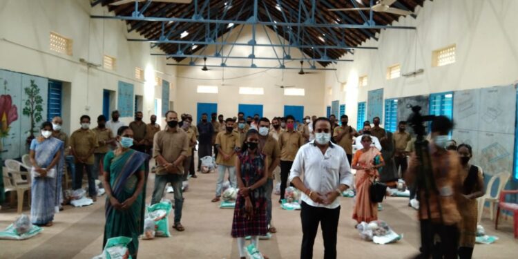 ಕೋವಿಡ್ ಸಂಕಷ್ಟದ ಸಮಯದಲ್ಲಿ ಅಶೋಕ್ ರೈ ಯವರಿಂದ ಸಹಾಯ ಹಸ್ತ; ವಿಟ್ಲ ಪೇಟೆಯ ಆಟೋ ಚಾಲಕರಿಗೆ ಮತ್ತು ಹಲವು ಬಡ ಕುಟುಂಬಗಳಿಗೆ ಅಗತ್ಯ ಆಹಾರ ಸಾಮಾಗ್ರಿಗಳ ಕಿಟ್ ವಿತರಣೆ