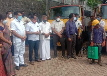 ಸಾಂಕ್ರಾಮಿಕ ರೋಗಗಳ ತಡೆಗಟ್ಟುವಿಕೆಗಾಗಿ ಸಿಂಪಡಣಾ ಯಂತ್ರ, ಫಾಗಿಂಗ್ ಯಂತ್ರ ಮತ್ತು ಕಸ ವಿಲೇವಾರಿಗಾಗಿ ಮಿನಿ ಟಿಪ್ಪರ್ ನಗರಸಭೆಗೆ ಹಸ್ತಾಂತರ