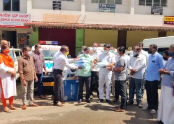 ಪುತ್ತೂರು : ಶಾಸಕರ ವಾರ್ ರೂಮ್ ನಿಂದ ಆಂಬ್ಯುಲೆನ್ಸ್ ಚಾಲಕರಿಗೆ ಪಿಪಿಇ ಕಿಟ್, ಸ್ಯಾನಿಟೈಸರ್ ಹಾಗೂ ಮಾಸ್ಕ್‌ ವಿತರಣೆ