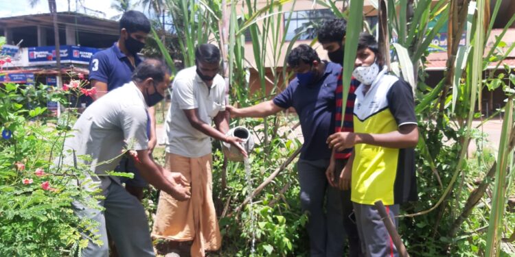 ಪುತ್ತೂರು : ಪ್ರಧಾನ ಮಂತ್ರಿ ನರೇಂದ್ರ ಮೋದಿ ರವರ ಸರ್ಕಾರ ಏಳು ವರ್ಷ ಪೂರೈಸಿದ ದಿನವನ್ನು”ಸೇವಾ ಹೀ ಸಂಘಟನ್” ಹೆಸರಿನಲ್ಲಿ ಗಿಡಗಳನ್ನು ನೆಟ್ಟು ಆಚರಣೆ