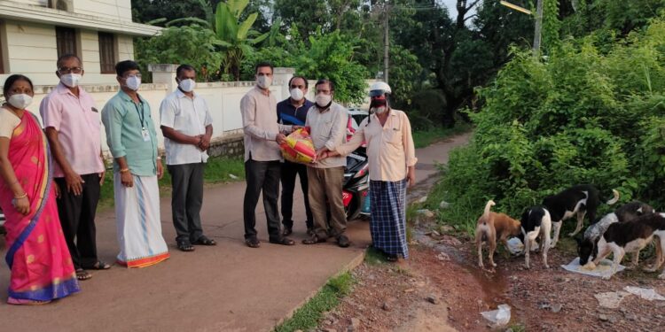 ಬೀದಿ ನಾಯಿಗಳ ಅನ್ನದಾತ ರಾಜೇಶ್ ಬನ್ನೂರು ಅವರ ಮೂಲಕ ಬೀದಿ ನಾಯಿಗಳ ಹಸಿವು ನೀಗಿಸಿದ ಬಿಜೆಪಿ ಒಬಿಸಿ ಮೋರ್ಚಾದ ‘ಸೇವಾ ಹೀ ಸಂಘಟನ್’ ಕಾರ್ಯಕ್ರಮ