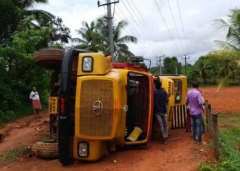 ರಾಗಿದಕುಮೇರು: ಹಿಟಾಚಿ ಹೇರಿದ್ದ ಲಾರಿ ಪಲ್ಟಿ; ಚಾಲಕ ಅಪಾಯದಿಂದ ಪಾರು