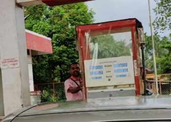 ವಿಟ್ಲ : ಮಾಸ್ಕ್ ಧರಿಸದೇ ಪೆಟ್ರೋಲ್ ಹಾಕುತ್ತಿದ್ದ ಸಿಬ್ಬಂದಿ ಹಾಗೂ ಸಾರ್ವಜನಿಕರ ನಡುವೆ  ಬಂಕ್ ನಲ್ಲಿ ಮಾತಿನ ಚಕಮಕಿ ; ವೀಡಿಯೋ ವೈರಲ್