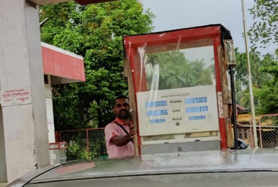 ವಿಟ್ಲ : ಮಾಸ್ಕ್ ಧರಿಸದೇ ಪೆಟ್ರೋಲ್ ಹಾಕುತ್ತಿದ್ದ ಸಿಬ್ಬಂದಿ ಹಾಗೂ ಸಾರ್ವಜನಿಕರ ನಡುವೆ  ಬಂಕ್ ನಲ್ಲಿ ಮಾತಿನ ಚಕಮಕಿ ; ವೀಡಿಯೋ ವೈರಲ್