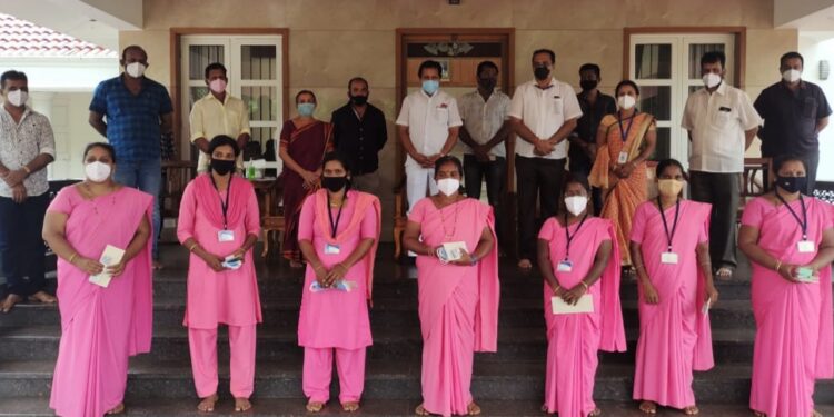 ಮೂಡಂಬೈಲು ಟ್ರಸ್ಟ್ ವತಿಯಿಂದ ಮುಂಡೂರು ಗ್ರಾ.ಪಂ ವ್ಯಾಪ್ತಿಯ ಆಶಾ ಕಾರ್ಯಕರ್ತೆಯರಿಗೆ ಗೌರವಾರ್ಪಣೆ ; ಪ್ರೋತ್ಸಾಹಧನ ಹಾಗೂ ವೈದ್ಯಕೀಯ ಉಪಕರಣಗಳ ವಿತರಣೆ