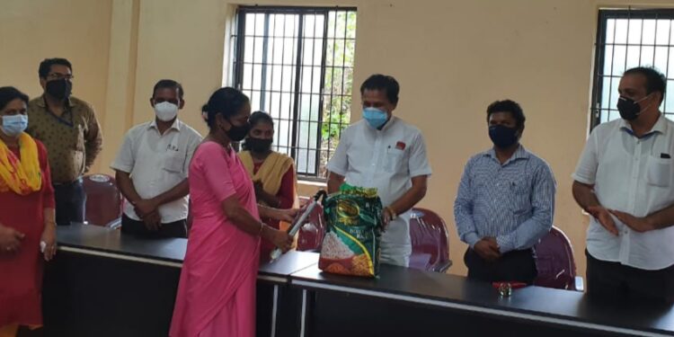 ನರಿಮೊಗರು ಕ್ಲಸ್ಟರ್ ಮಟ್ಟದ ಆಶಾಕಾರ್ಯಕರ್ತೆಯರಿಗೆ ಪುತ್ತೂರು ತಾಲೂಕು ಶಿಕ್ಷಕರ ಸಂಘದ ವತಿಯಿಂದ ಅವಶ್ಯ ಸಾಮಾಗ್ರಿಗಳ ವಿತರಣೆ