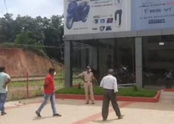 ಕಡಬ : ಲಾಕ್ ಡೌನ್ ನಡುವೆಯೂ ಗ್ರಾಹಕರ ಸೇವೆಗೆ  ಹೊಂಡಾ ಶೋರೂಂ ಓಪನ್..!  ಬಂದ್ ಮಾಡಿಸಲು ಹೋದ ಅಧಿಕಾರಿಗಳನ್ನೇ ಪ್ರಶ್ನಿಸಿದ ಶೋರೂಂ ಮಾಲಕ