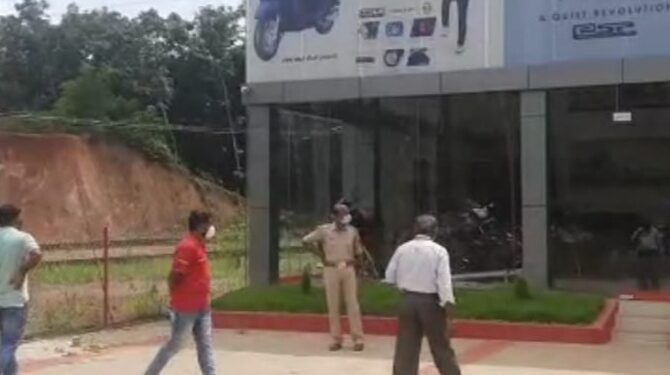 ಕಡಬ : ಲಾಕ್ ಡೌನ್ ನಡುವೆಯೂ ಗ್ರಾಹಕರ ಸೇವೆಗೆ  ಹೊಂಡಾ ಶೋರೂಂ ಓಪನ್..!  ಬಂದ್ ಮಾಡಿಸಲು ಹೋದ ಅಧಿಕಾರಿಗಳನ್ನೇ ಪ್ರಶ್ನಿಸಿದ ಶೋರೂಂ ಮಾಲಕ