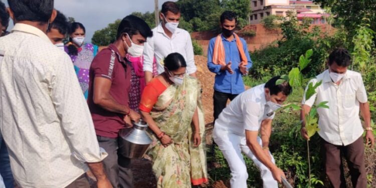 ಪುತ್ತೂರು : ಪ್ರಧಾನ ಮಂತ್ರಿ ನರೇಂದ್ರ ಮೋದಿ ರವರ ಸರ್ಕಾರ ಏಳು ವರ್ಷ ಪೂರೈಸಿದ ದಿನವನ್ನು”ಸೇವಾ ಹೀ ಸಂಘಟನ್” ಹೆಸರಿನಲ್ಲಿ ಗಿಡ ನೆಟ್ಟು ಆಚರಣೆ