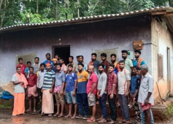 ನೆಲ್ಯಾಡಿ: ಕುಸಿಯುವ ಹಂತದಲ್ಲಿದ್ದ ಮನೆ ಮೇಲ್ಛಾವಣಿಗೆ ಹಿಂದೂ ಜಾಗರಣಾ ವೇದಿಕೆ ನೆಲ್ಯಾಡಿ ಕಾರ್ಯಕರ್ತರಿಂದ ಸಿಮೆಂಟ್ ಶೀಟ್ ಅಳವಡಿಕೆ