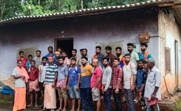 ನೆಲ್ಯಾಡಿ: ಕುಸಿಯುವ ಹಂತದಲ್ಲಿದ್ದ ಮನೆ ಮೇಲ್ಛಾವಣಿಗೆ ಹಿಂದೂ ಜಾಗರಣಾ ವೇದಿಕೆ ನೆಲ್ಯಾಡಿ ಕಾರ್ಯಕರ್ತರಿಂದ ಸಿಮೆಂಟ್ ಶೀಟ್ ಅಳವಡಿಕೆ