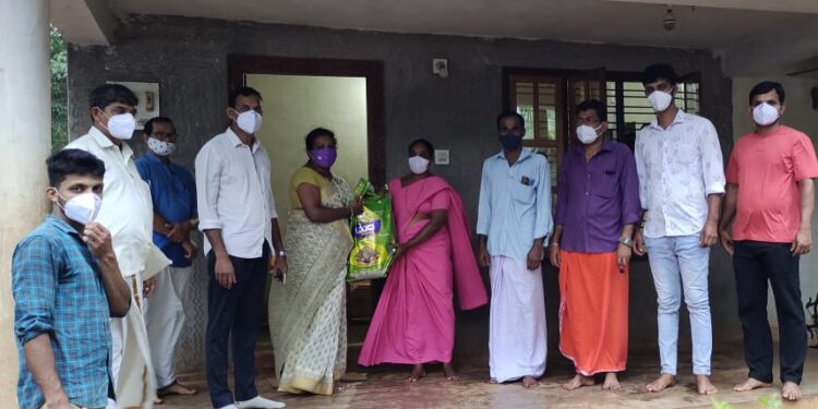 ಕಾವು: ಬಿಜೆಪಿ ವತಿಯಿಂದ “ಸೇವಾ ಹೀ ಸಂಘಟನ್” ಹೆಸರಿನಲ್ಲಿ ಸಸಿ ನೆಡುವುದರ ಜೊತೆಗೆ ಆಶಾ ಕಾರ್ಯಕರ್ತೆಯರಿಗೆ ಆಹಾರ ಧಾನ್ಯಗಳ ಕಿಟ್ ನೀಡುವ ಮೂಲಕ ಆಚರಣೆ