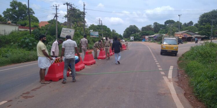 ಮಾಣಿ ಜಂಕ್ಷನ್ ನಲ್ಲಿ ವಿಟ್ಲ ಠಾಣಾಧಿಕಾರಿ ವಿನೋದ್ ರೆಡ್ಡಿಯವರ ನೇತೃತ್ವದಲ್ಲಿ ಬ್ಯಾರಿಕೇಡ್ ಅಳವಡಿಕೆ